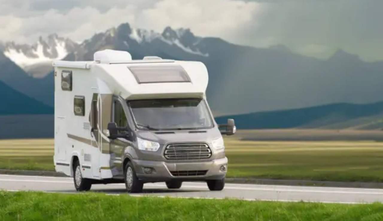 Camper in strada (Depositphotos foto) - www.rally.it