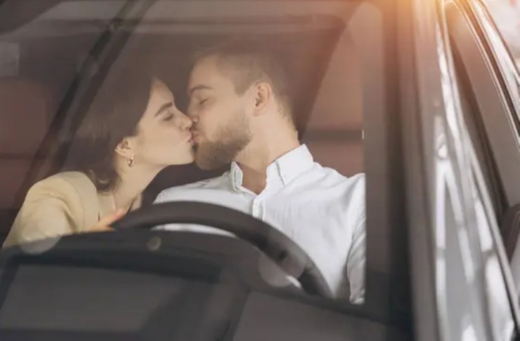 Coppia si bacia in auto (Depositphotos foto) - www.rally.it