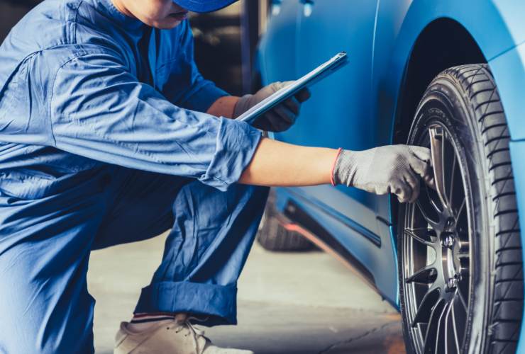 Illustrazione di un meccanico mentre controlla un'auto (Canva FOTO) - rally.it