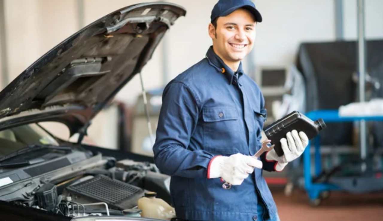 Meccanico sorridente (Depositphotos foto) - www.rally.it