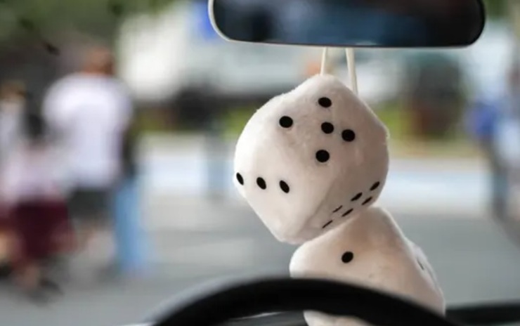 Oggetti sullo specchietto (Depositphotos foto) - www.rally.it