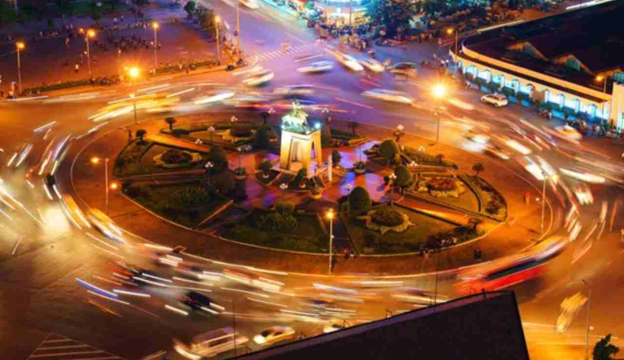 Rotatoria e traffico (Depositphotos foto) - www.rally.it