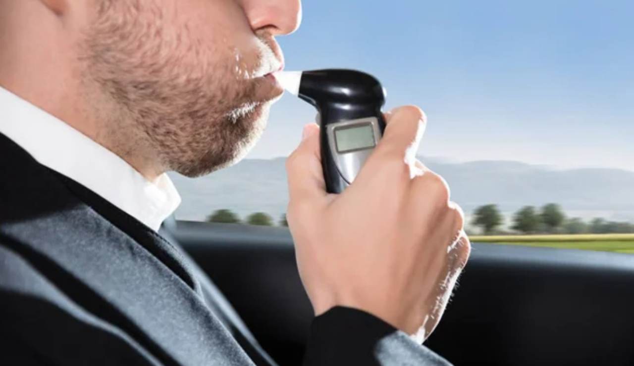 Uomo fa l'alcol test (Depositphotos foto) - www.rally.it