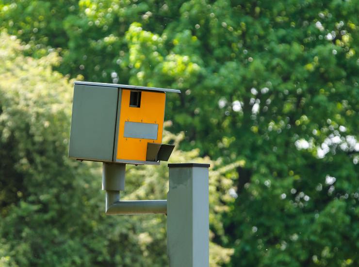 Autovelox, multe per guida con smartphone (Canva foto) - www.rally.it