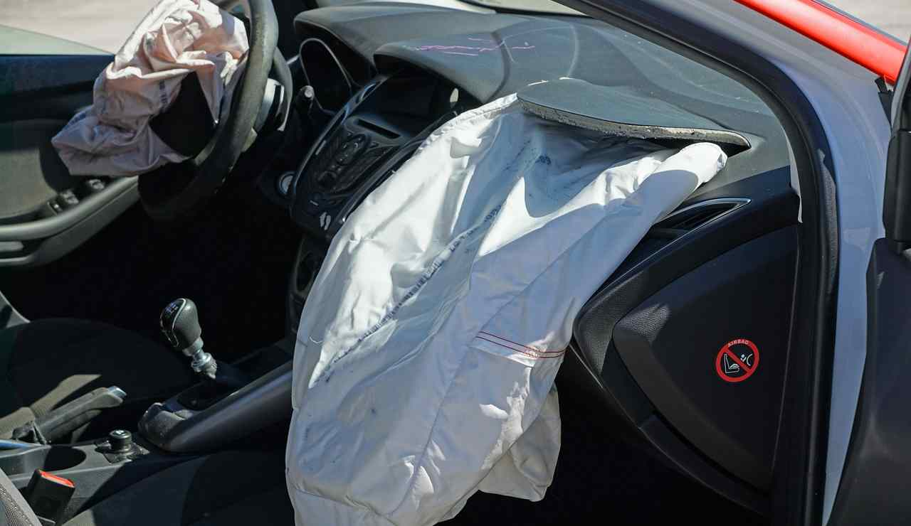 Airbag in un crash test (Pixabay foto) - www.rally.it