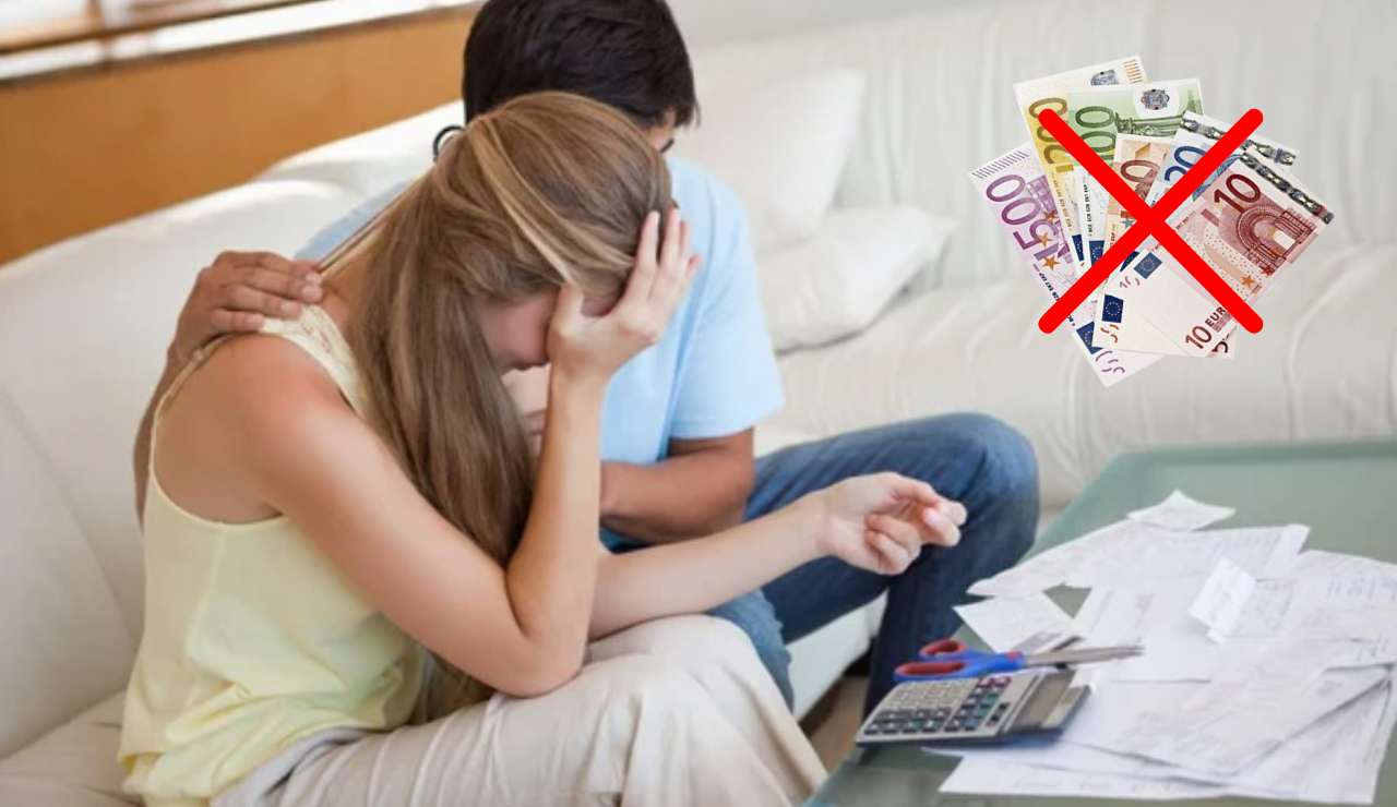 Coppia triste senza soldi (Depositphotos foto) - www.rally.it