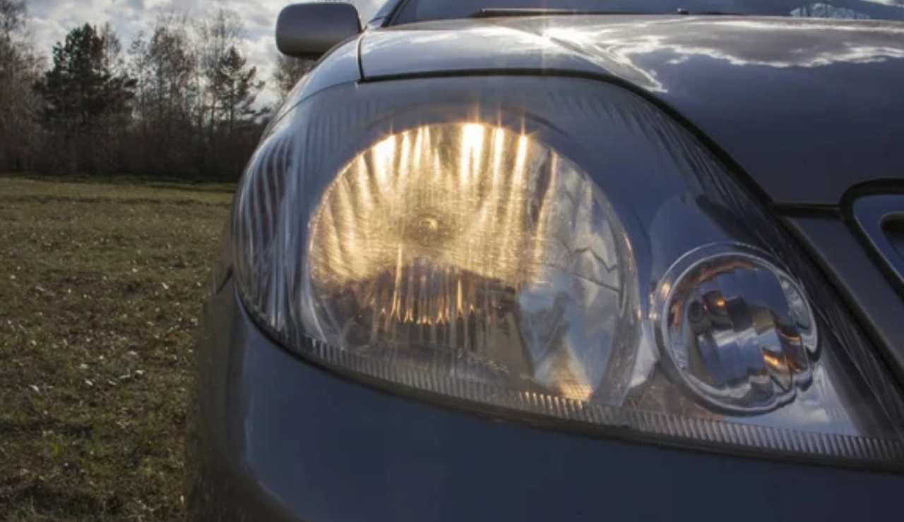 Fari auto accesi (Depositphotos foto) - www.rally.it