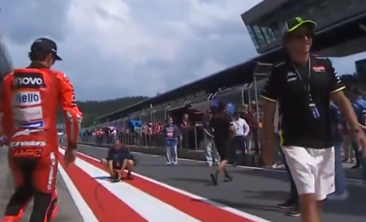 L'incrocio tra i due (MotoGP - X screenshot) - www.rally.it