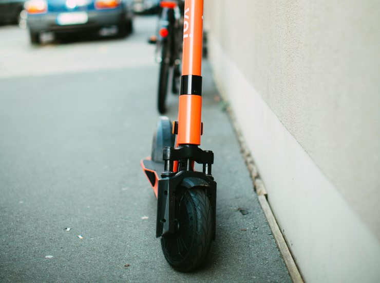 Monopattino elettrico poggiato al muro (Pexels foto) - www.rally.it