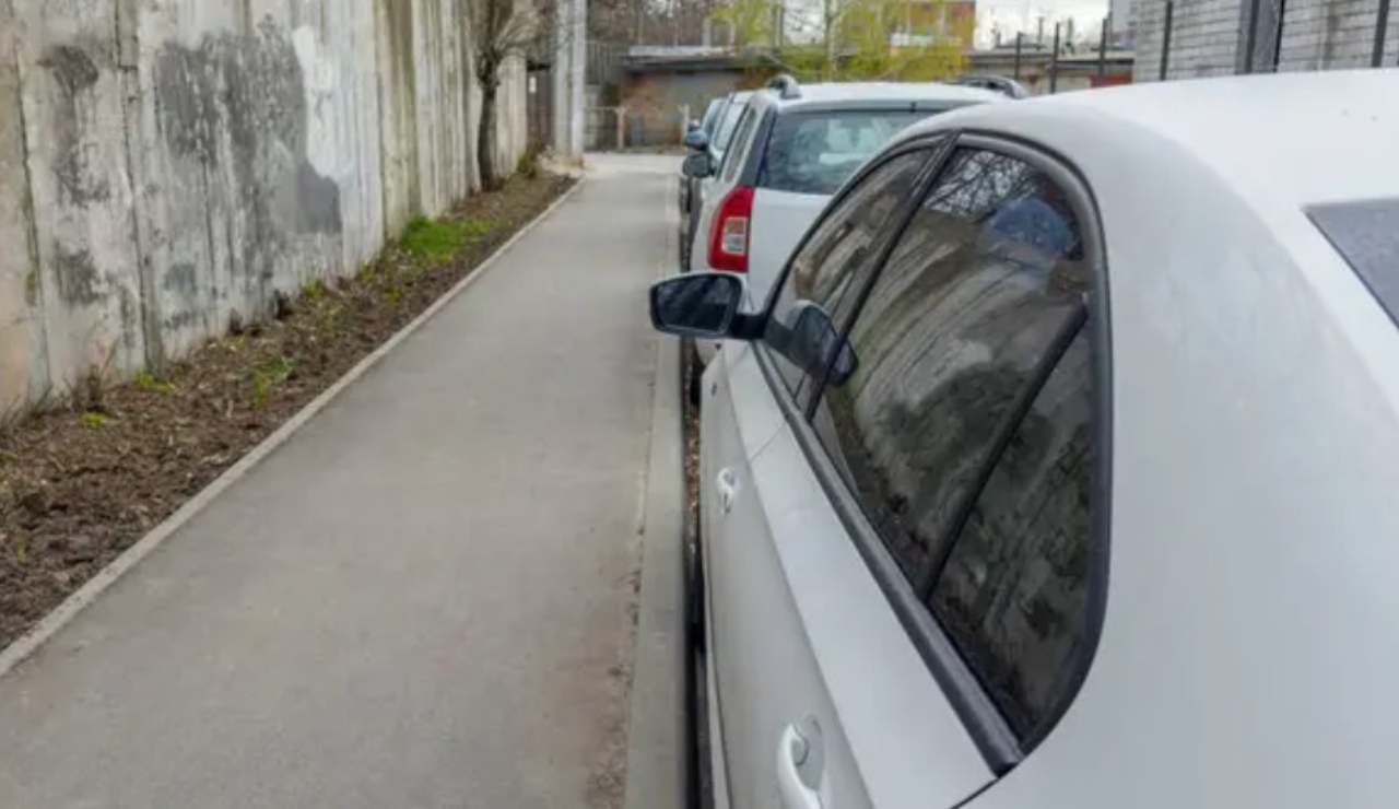 Parcheggio su strada (Depositphotos foto) - www.rally.it