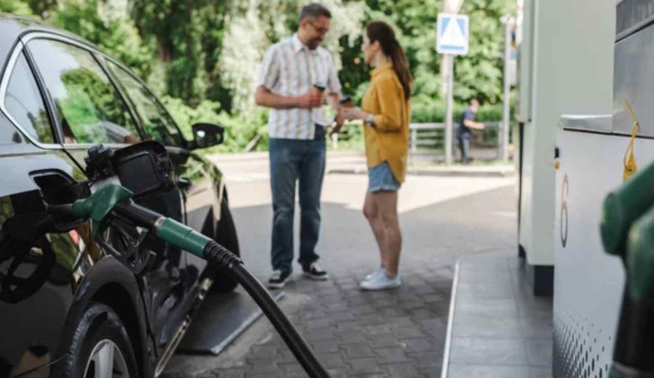 Persone dal benzinaio (Depositphotos foto) - www.rally.it