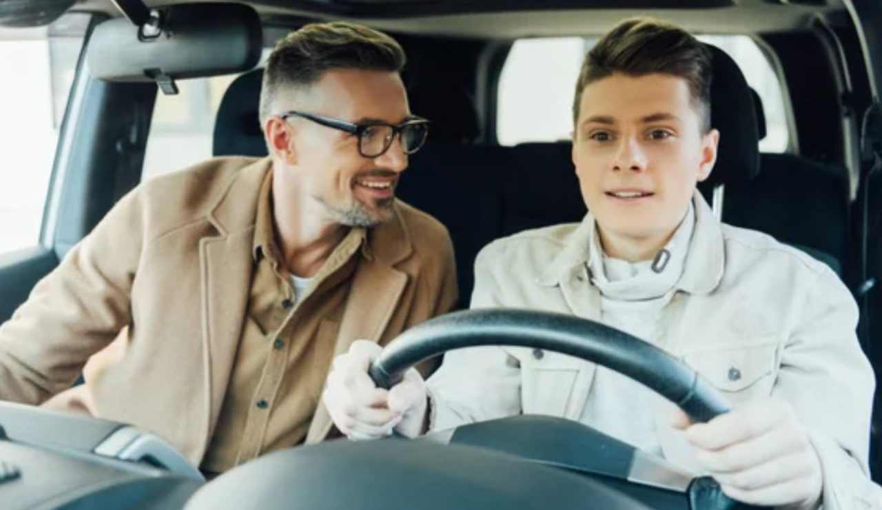 Ragazzo e istruttore di guida (Depositphotos foto) - www.rally.it