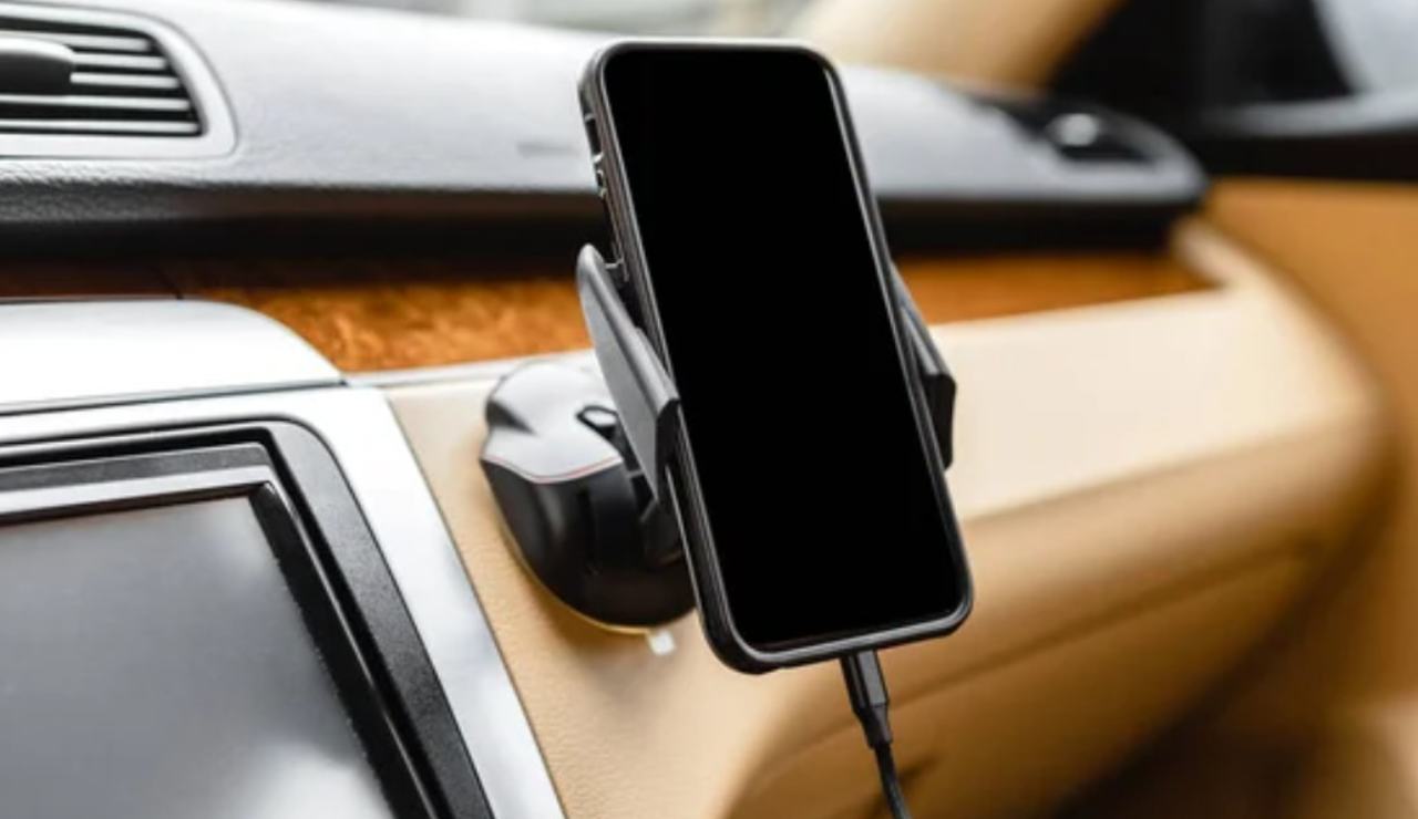 Supporto per smarthphone in auto (Depositphotos foto) - www.rally.it