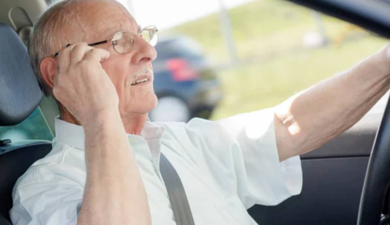 Anziano alla guida (Depositphotos foto) - www.rally.it