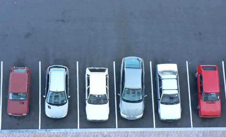 Auto parcheggiate strisce