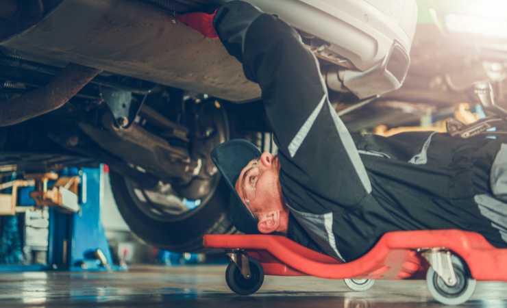 Auto sotto meccanico
