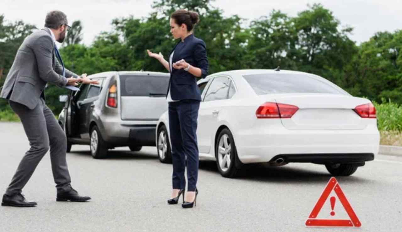 Incidente d'auto e constatazione (Depositphotos foto) - www.rally.it