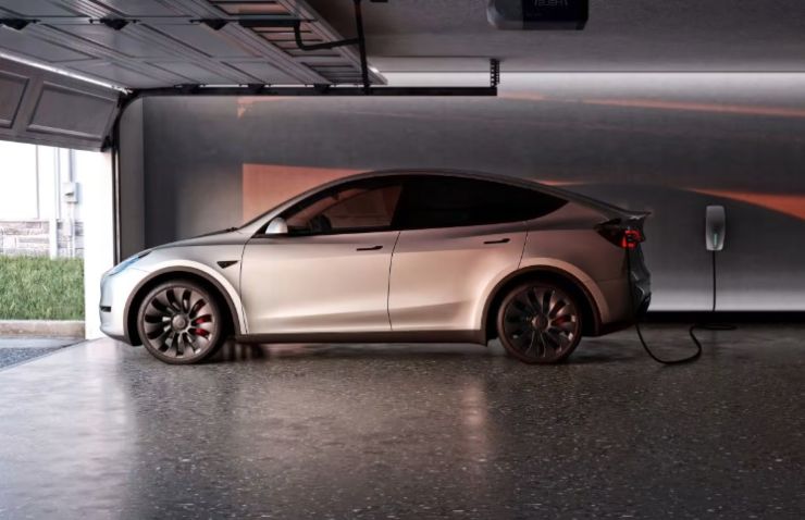 Tesla Model Y in carica (Tesla foto) - www.rally.it