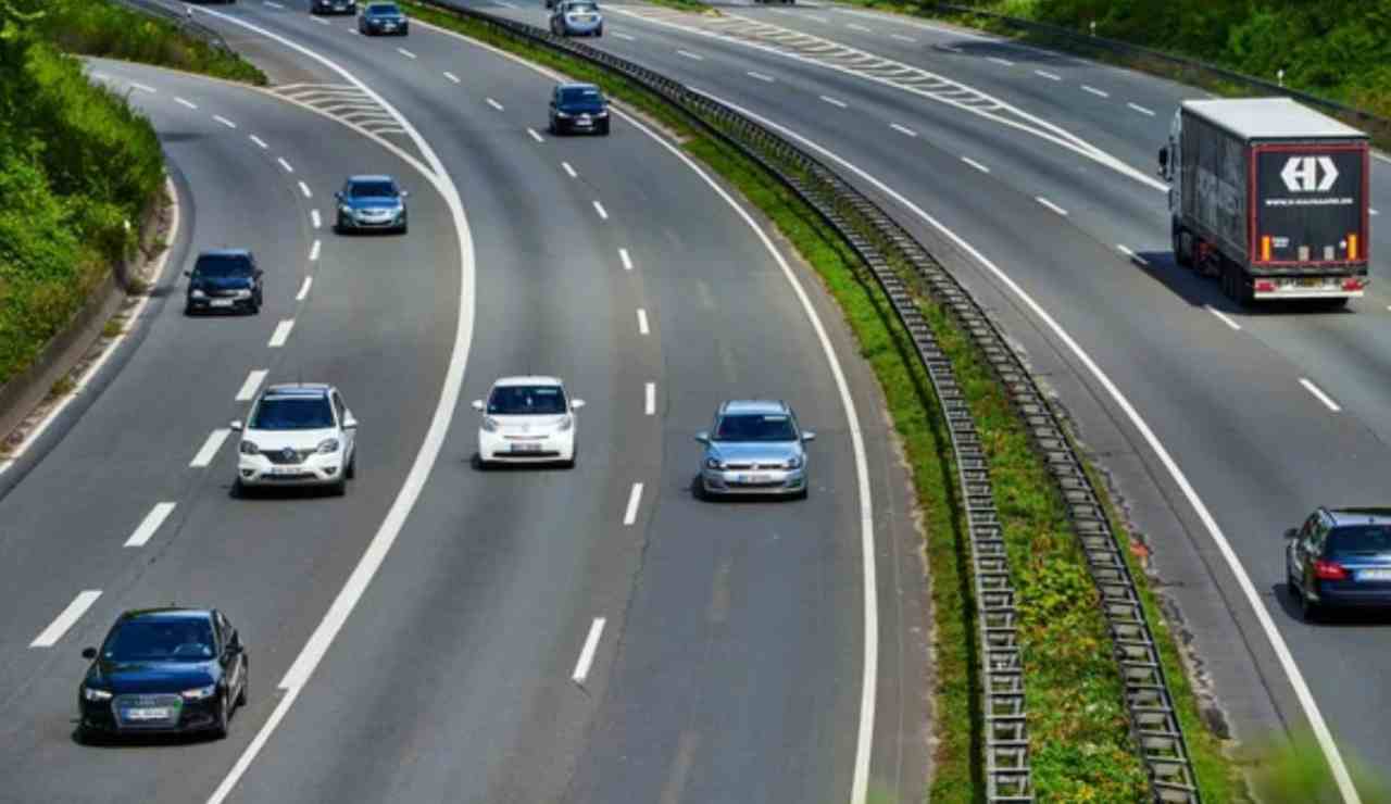 Traffico e corsie (Depositphotos foto) - www.rally.it