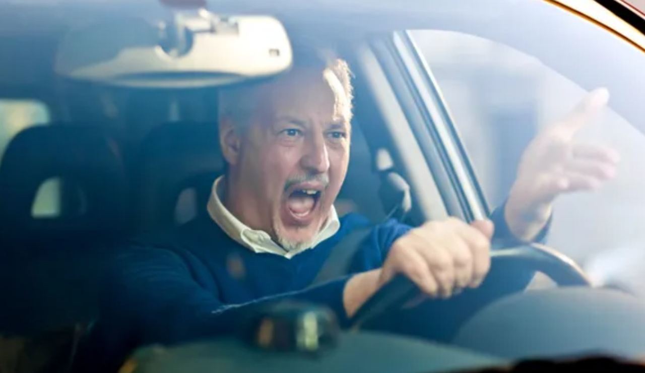 Uomo arrabbiato in auto insulta (Depositphotos foto) - www.rally.it