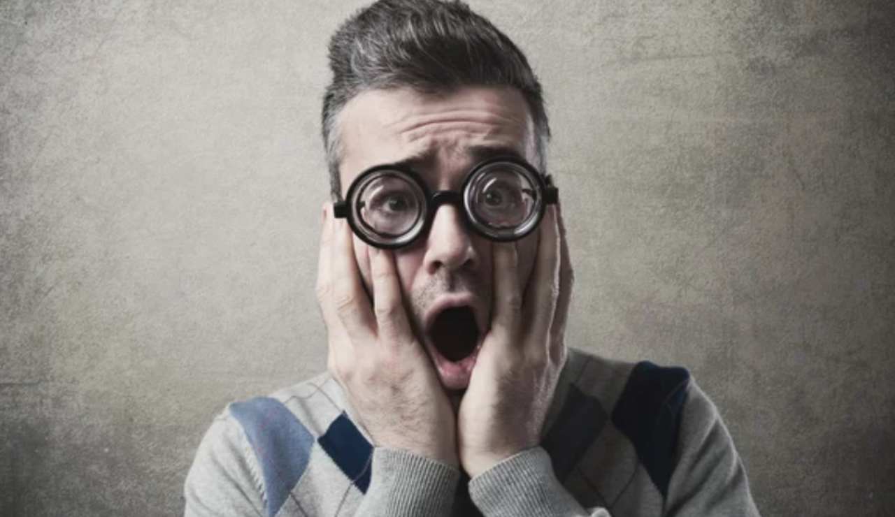 Uomo triste con occhiali (Depositphotos foto) - www.rally.it