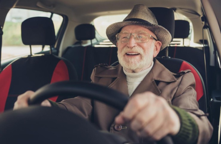 Anziano alla guida