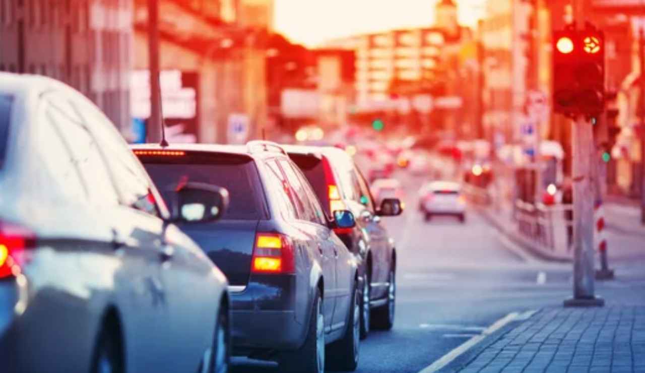 Auto al semaforo (Depositphotos foto) - www.rally.it