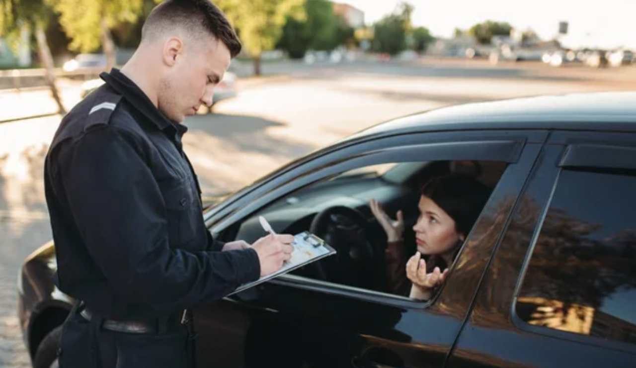 Donna in auto e multa (Depositphotos foto) - www.rally.it