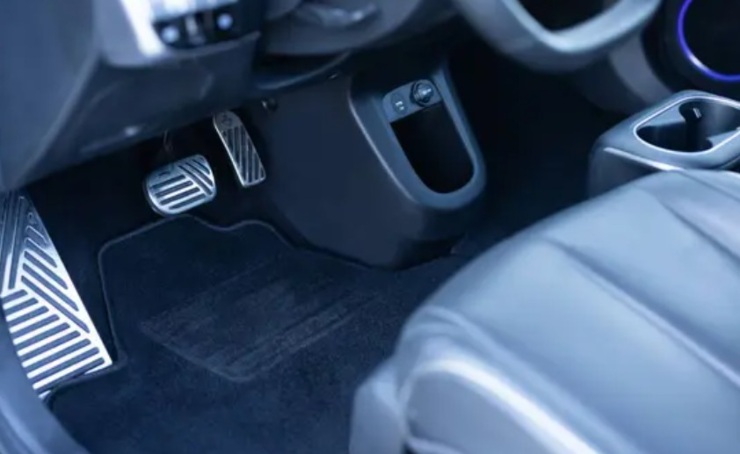 Interni di auto elettrica (Depositphotos foto) - www.rally.it