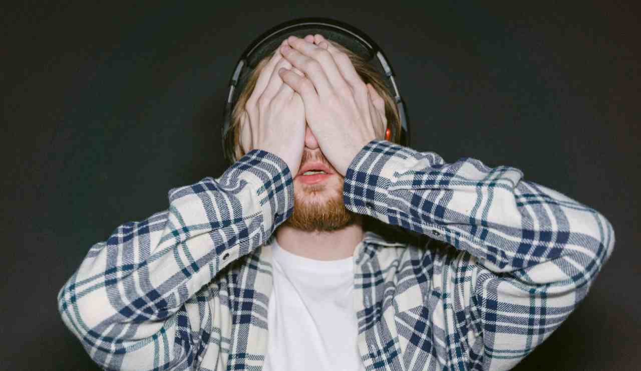 Uomo disperato mentre ascolta musica (Pexels foto) - www.rally.it