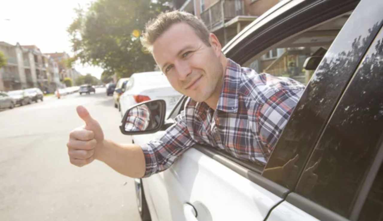 Uomo felice in auto (Depositphotos foto) - www.rally.it