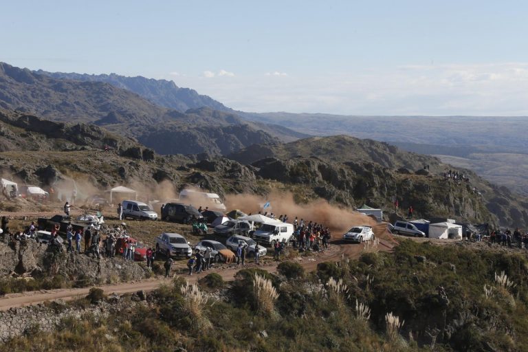 Argentina, PS1: Ogier impone il proprio ritmo, Latvala in difficoltà con il grip