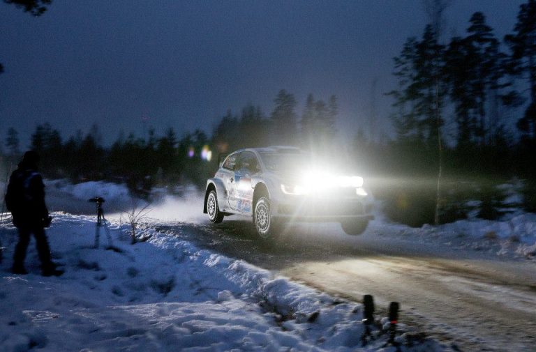 Svezia, PS1: Andreas Mikkelsen apre la gara, buona partenza per Ott Tanak