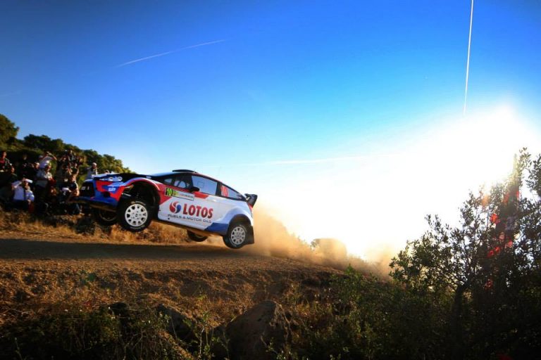 Sardegna WRC, Dopo PS3: A fuoco la vettura di Hirvonen in trasferimento, equipaggio OK. Hanninen al comando