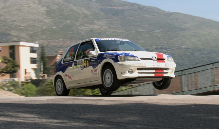 Una passione che unisce. Al rally con una navigatrice speciale
