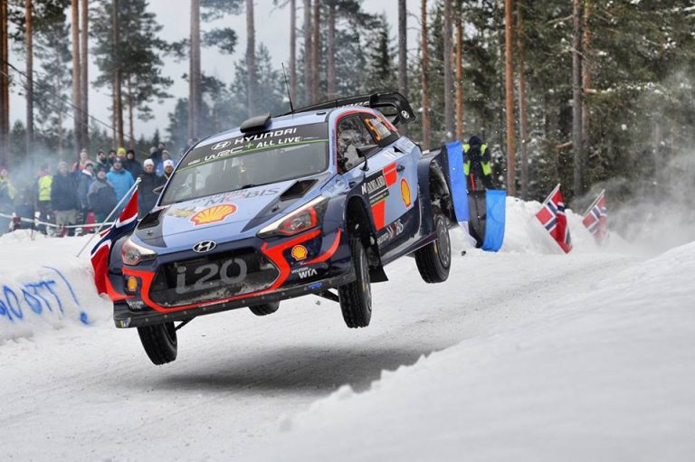 WRC, Rally di Svezia: Neuville ancora in vetta, Tanak-Breen sugli scudi