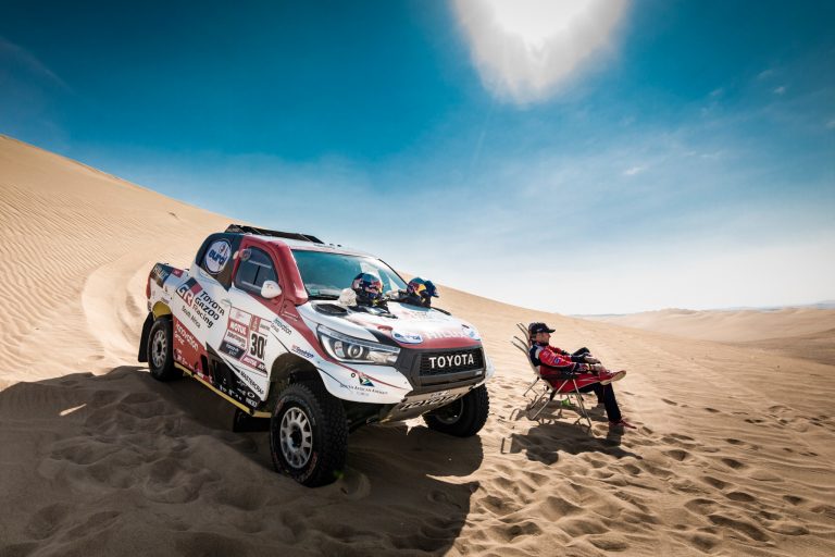 Fernando Alonso prova il Toyota Hilux ufficiale della Dakar