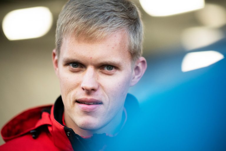 WRC: Tanak comanda in Galles, brivido Ogier