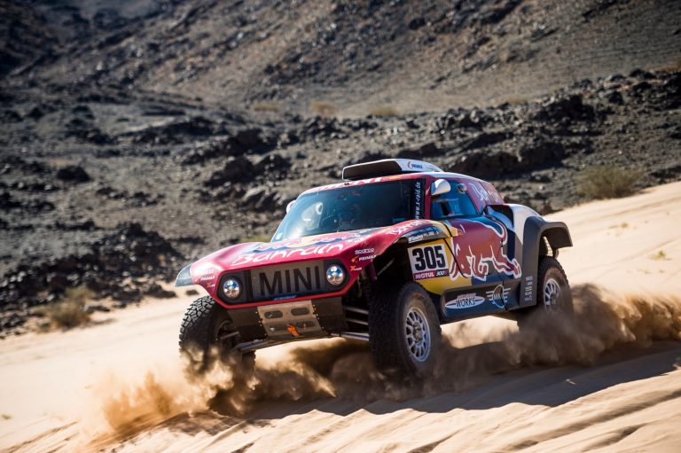 Dakar 5° tappa – Sainz e Mini volano nel deserto arabo
