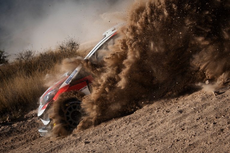 Rally Messico: Ogier sempre leader, gioco di squadra Hyundai