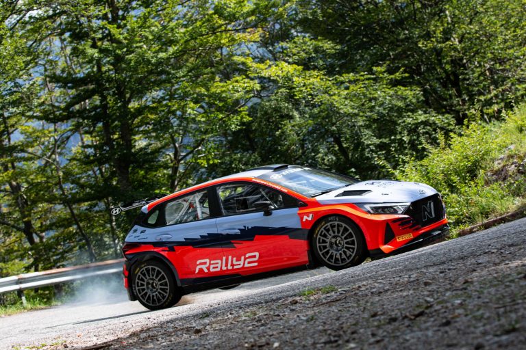 Il campione italiano rally Giandomenico Basso sale sulla Hyundai