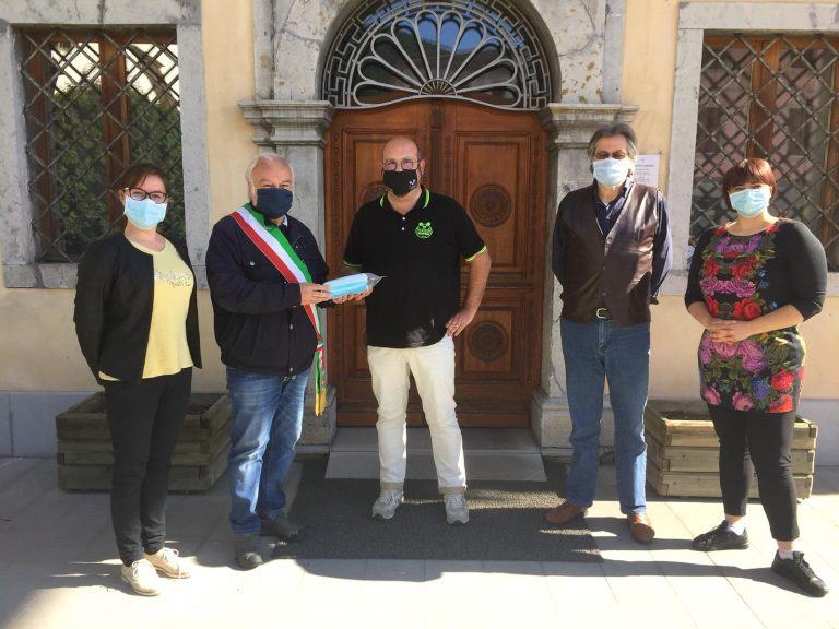 Carnia Pistons dona mascherine