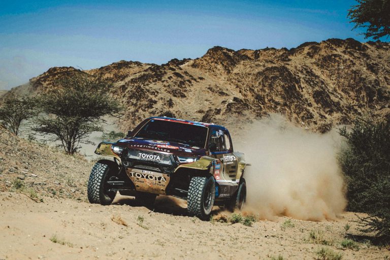 Dakar 2024 – Tappa 10: Chicherit vince, Loeb accorcia su Sainz