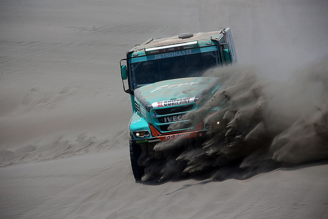 Dakar – De Rooy regala la prima gioia a Iveco, tra le moto splende Gerini