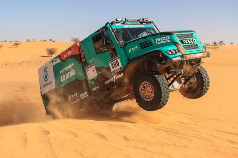 Africa Eco Race: grande Italia! Ceci vince nelle moto, Iveco si impone nei camion grazie a De Rooy