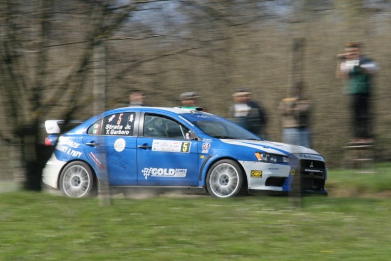 Strata al comando dopo il primo giro di prove al Monferrato