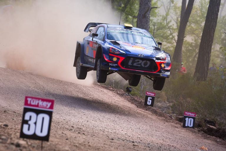 WRC Turchia – Mikkelsen comanda davanti alle Citroën, Ogier e Toyota in difficoltà