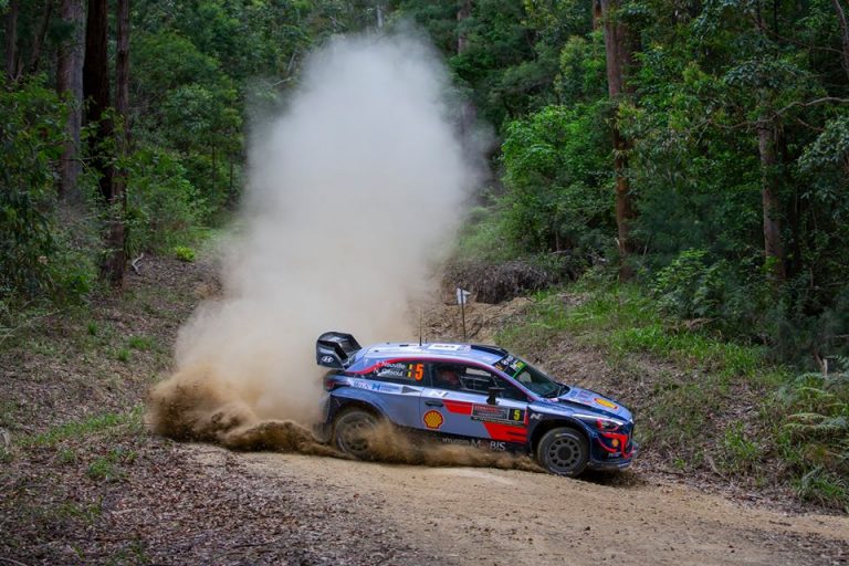 Neuville con il motore 2019 in Australia