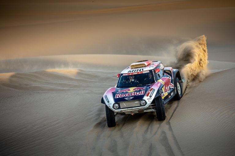 Dakar, 3° Tappa – Peterhansel vince e vuole la rimonta, Sainz finisce KO