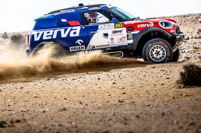 Qatar CC: Al-Attiyah tradito dal suo Hilux nell’ultima prova, vittoria a Mini e Przygonski!